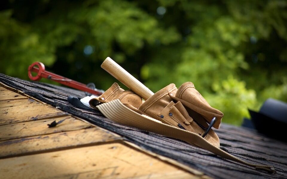Faire appel à un couvreur pour réparer ou rénover sa toiture
