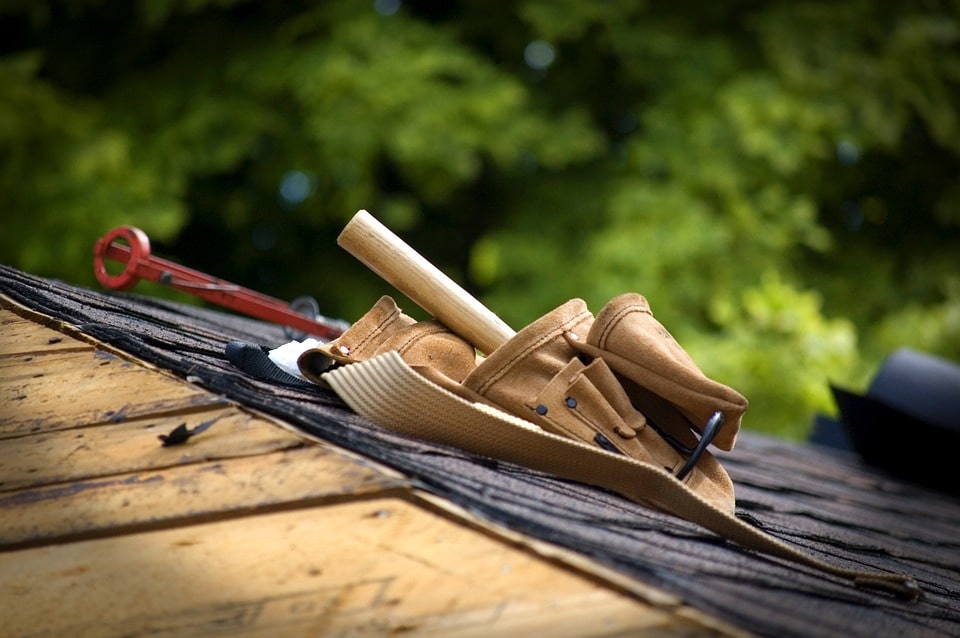 Faire appel à un couvreur pour réparer ou rénover sa toiture
