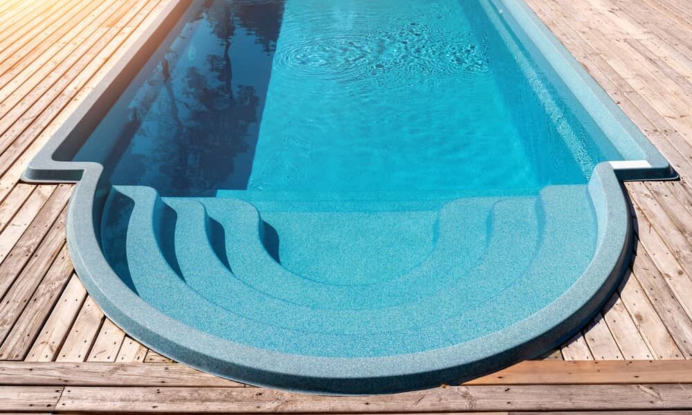 Piscine en coque VS Piscine hors sol : laquelle choisir ?