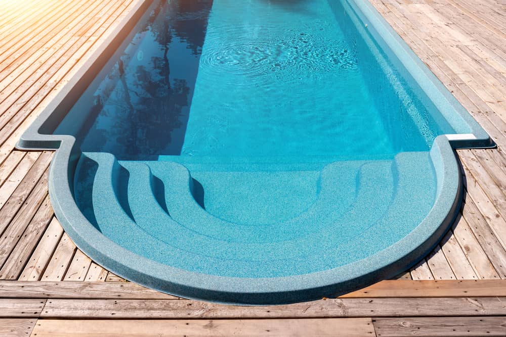 Piscine en coque VS Piscine hors sol : laquelle choisir ?